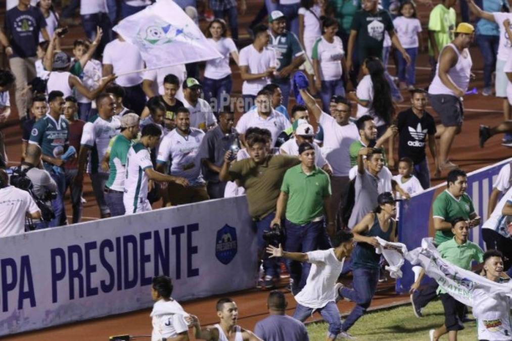 Aficionados del Platense ingresaron al césped el estadio Olímpico y celebraron con los jugadores el título.