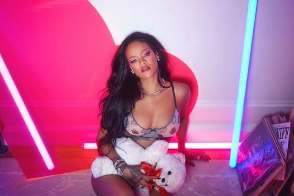 La cantante se mostró más sexy que nunca en las imágenes promocionando la colección que saca prendas de todas las tallas, una de las cosas por las que 'Savage Fenty' ha sido un éxito.