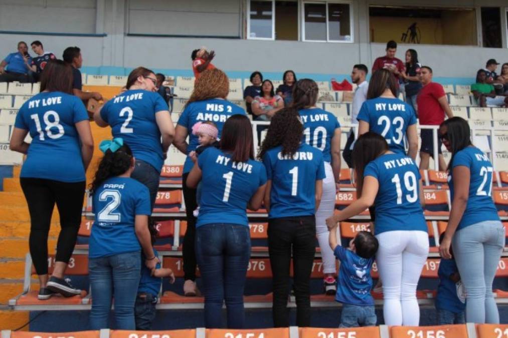 Las esposas de algunos jugadores del Motagua llegaron desde temprano.