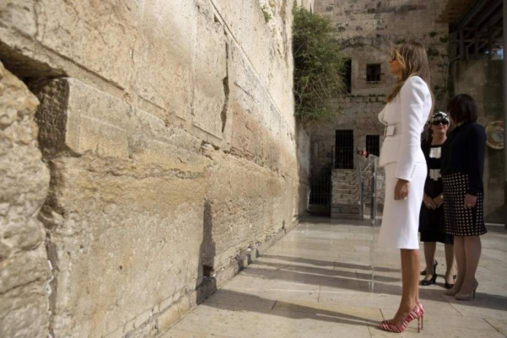 La presencia de la familia presidencial estadounidense en el muro de los Lamentos habría podido ser interpretada como un reconocimiento por Washington de la soberanía de Israel en este lugar, y EUA piensa que el estatuto diplomático de Jerusalén aún tiene que negociarse.