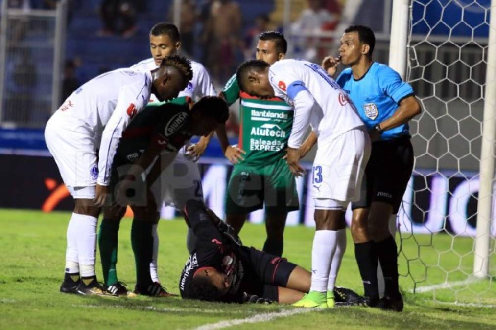 El portero panameño del Marathón, José Calderón, se llevó un golpe tras hacer un tapadón y salvar su portería.