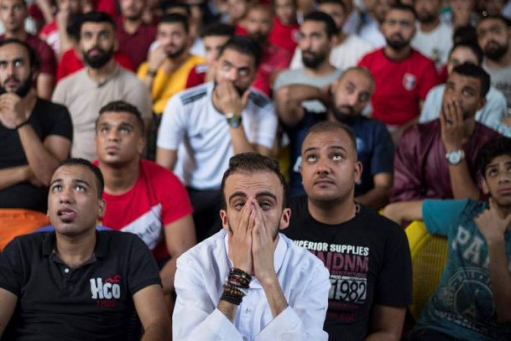 Aficionados egipcios sufren durante el partido de su selección ante Uruguay. Foto EFE