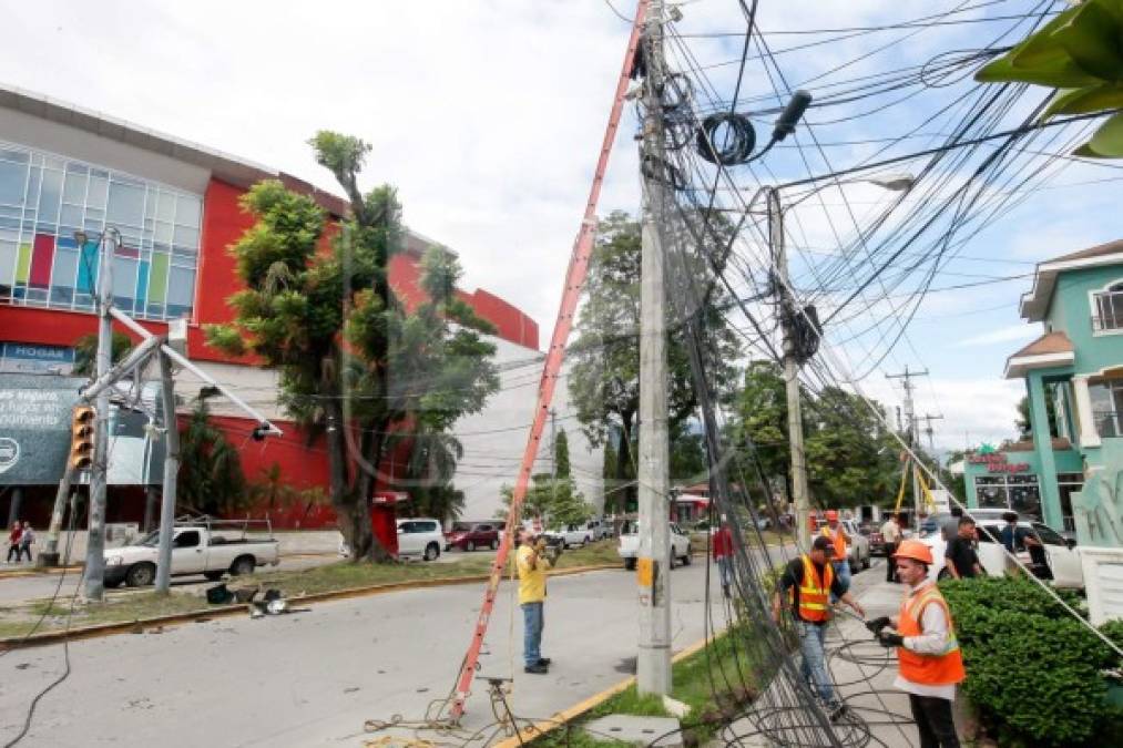 La fuerza de la volqueta con los cables provocó que un poste público cediera y cayera sobre un camioncito que esperaba la luz verde de un semáforo; el conductor del vehículo sufrió heridas en su cabeza.