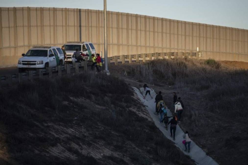 Según datos de autoridades mexicanas, unos 9,000 centroamericanos llegaron al país a partir del 19 de octubre en distintos grupos, de los cuales más de 7,000 arribaron a Mexicali y Tijuana, estado de Baja California, para pedir asilo en Estados Unidos y 2,000 se ubican en otras parte del país.