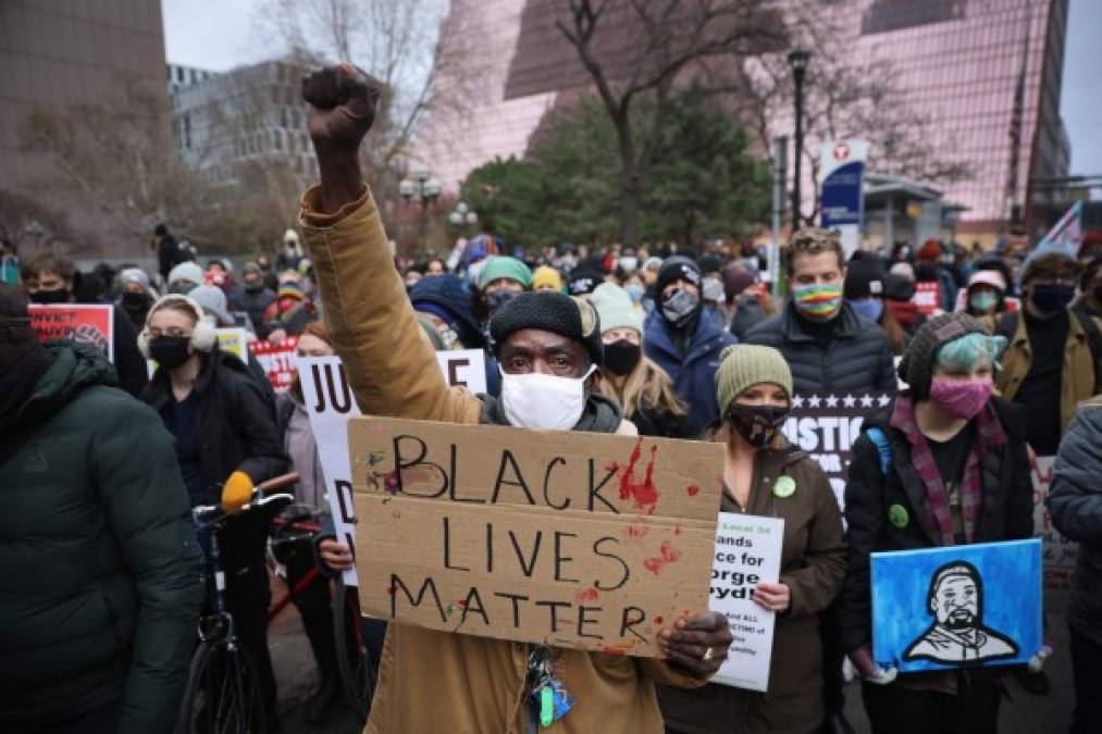 MINNEAPOLIS, MINNESOTA - APRIL 19: Demonstrators protest near the Hennepin County Courthouse on April 19, 2021 in Minneapolis, Minnesota. The jury began deliberating today at the courthouse in the trial of Derek Chauvin, a former Minneapolis police officer accused of killing George Floyd while detaining him on May 25, 2020, Floyd's death sparked outrage, protests and riots around the globe. Scott Olson/Getty Images/AFP<br/><br/>== FOR NEWSPAPERS, INTERNET, TELCOS & TELEVISION USE ONLY ==<br/><br/>