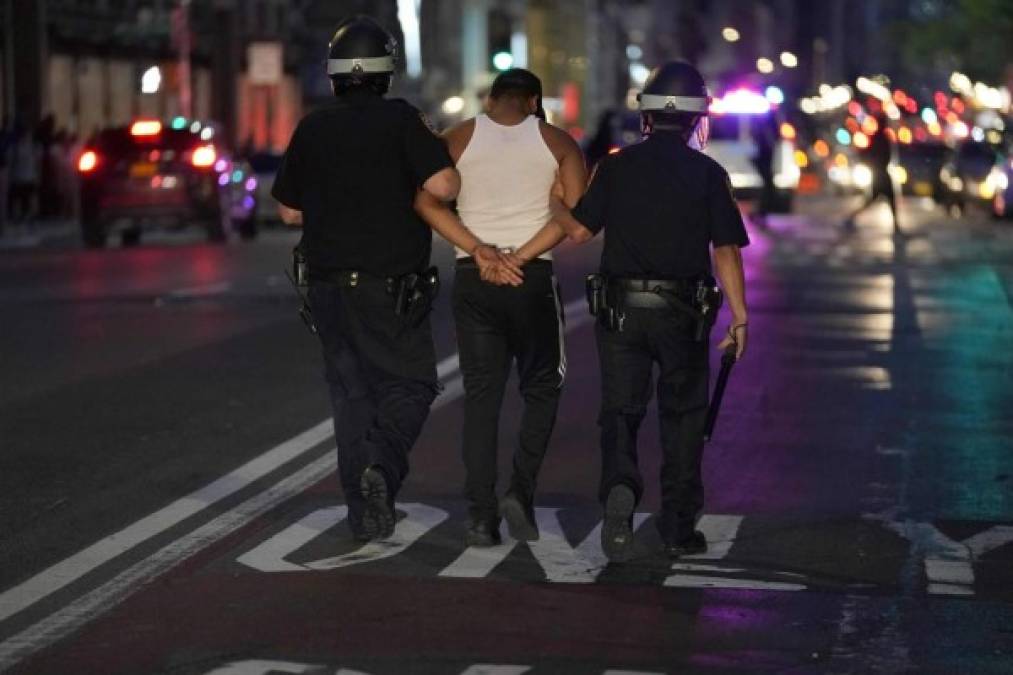 Tras un forcejeo, tres policías de paisano lograron detener a uno de los saqueadores mientras un grupo de jóvenes trataba de intimidarlos lanzándoles tablones de madera.