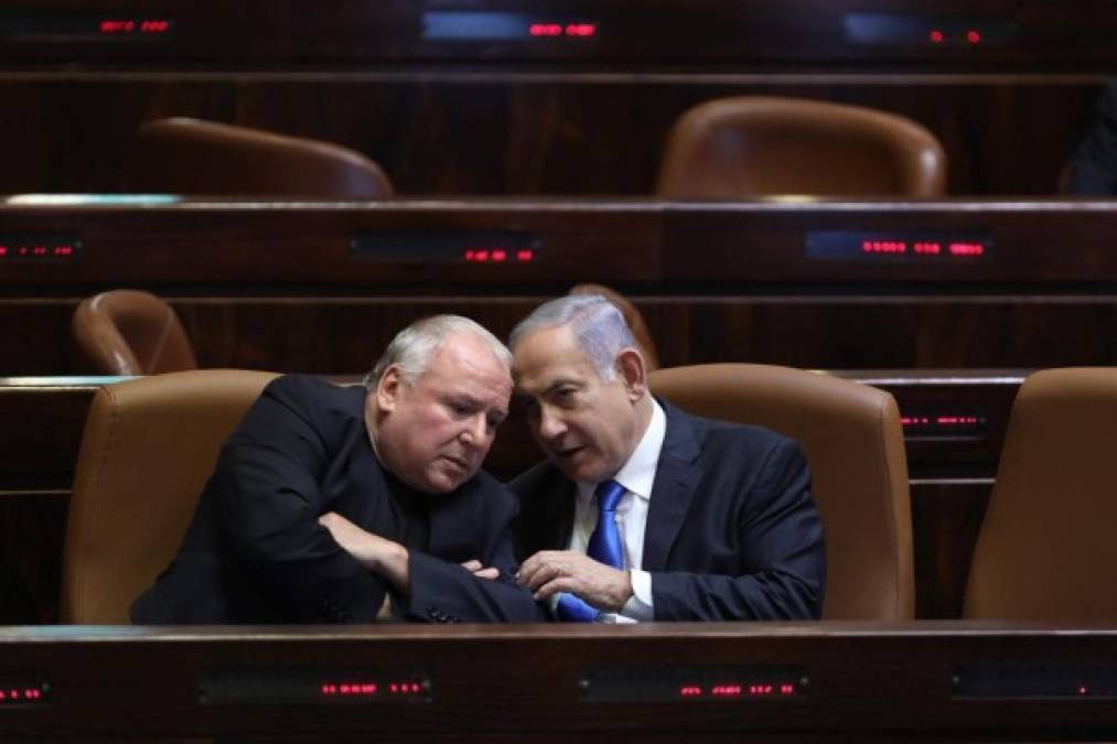 Benjamín Netanyahu, quien estuvo al mando 12 años al frente de Israel, dijo este domingo que hará lo posible por derrocar al nuevo Gobierno.