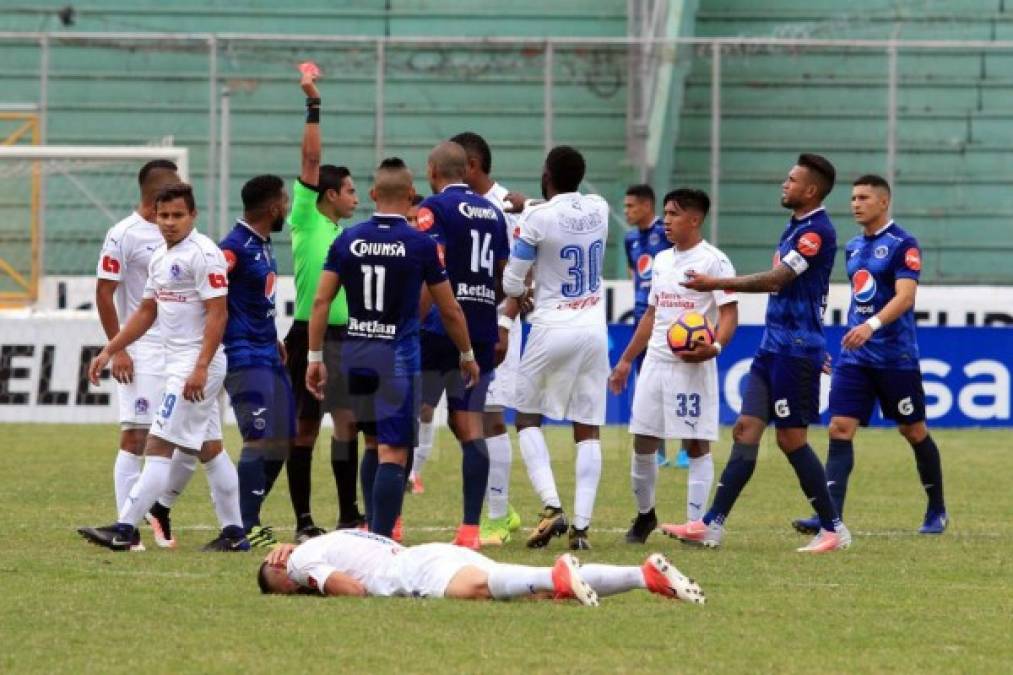 Una acción controversial en el partido, la expulsión de Eddie Hernández tras ver la segunda amarilla por una falta a Jonathan Paz.