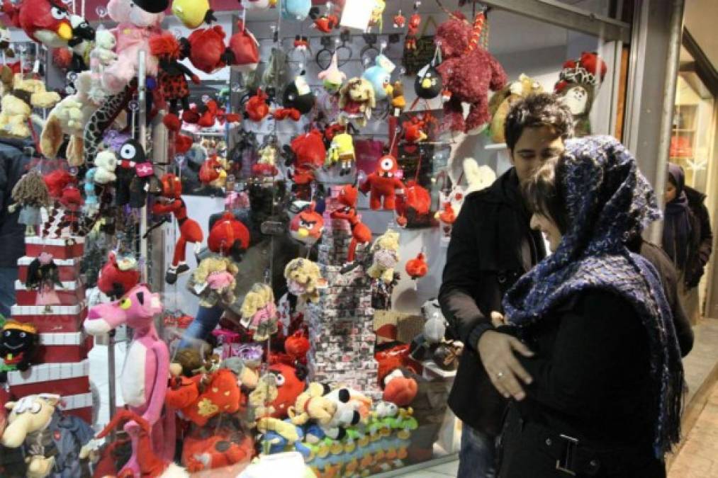 A pesar de las prohibiciones, algunas tiendas de Teherán desafían la ley, y se atreven a vender osos de peluche y bombones. Foto AFP