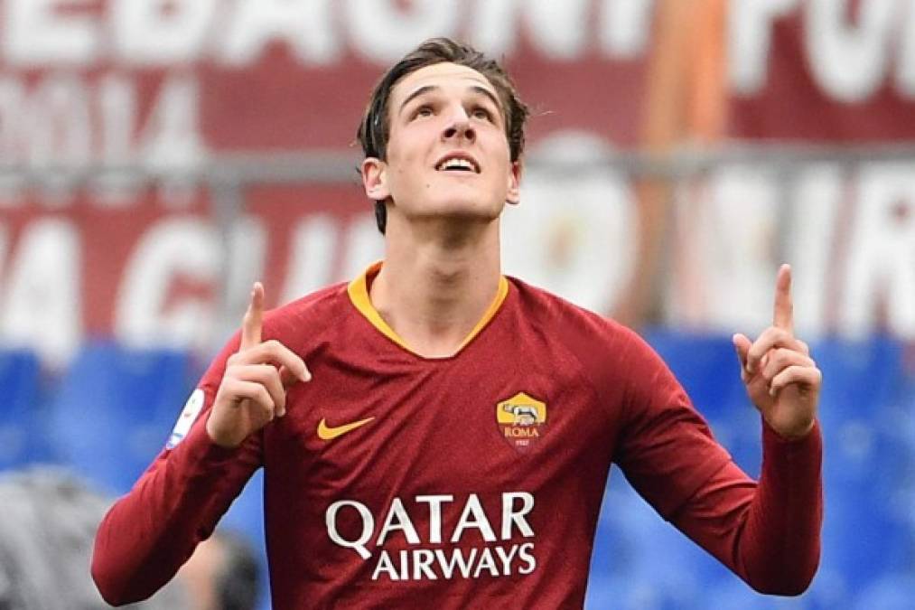 Nicolo Zaniolo se queda en la Roma, según ha asegurado su madre, Francesca Costa, en una entrevista con la emisora ReteSport: 'Nicoló se quedará en Roma mientras que el club quiera'. Al joven jugador de 19 años se le había relacionado con la Juventus.