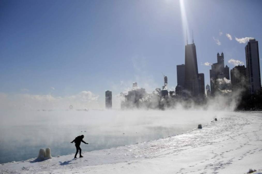 Más de 1,600 vuelos fueron cancelados en la ciudad en los últimos dos días. Las tripulaciones del aeropuerto O'Hare trabajan cada 15 minutos en las pistas para evitar la congelación.