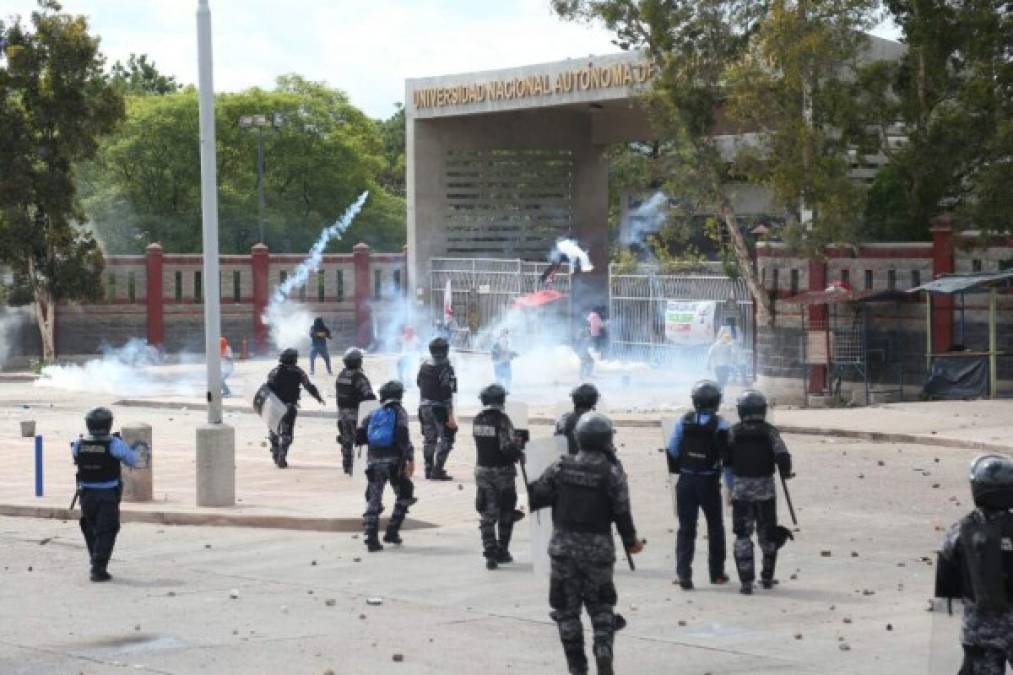 la violencia se desató luego que los líderes del MEU sostuvieran una reunión diputados del Congreso Nacional sin llegar a un acuerdo.