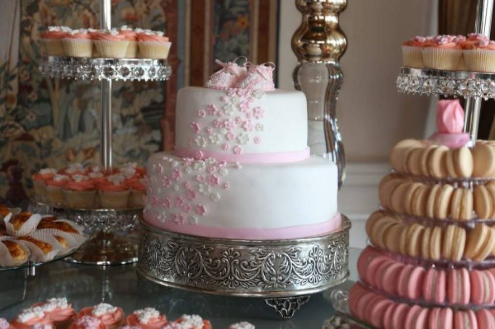 La torta fue coronada con un par de zapatitos de bebé y bañada con una leve cascada de flores.