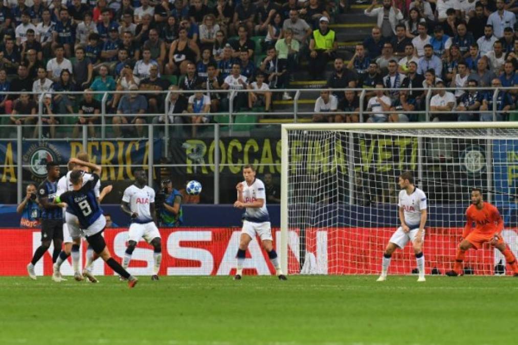 Mauro Icardi del Inter de Milán anotó el mejor gol del martes en la victoria de 2-1 del Inter ante Tottenham. El argentino agarró el balón de volea y la metió al fondo de las redes, su tanto llegó en el minuto 85 siendo el gol del empate.