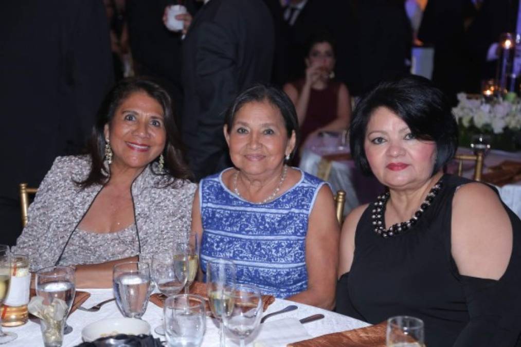 Vilma Karow, Susie Moya y Lupita Mongie.