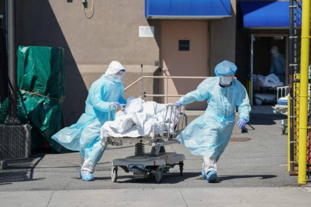 Un mes después el virus se ensañó con Nueva York, asolando la ciudad con más de 25,000 muertos, hospitales colapsados y morgues y cementerios saturados.