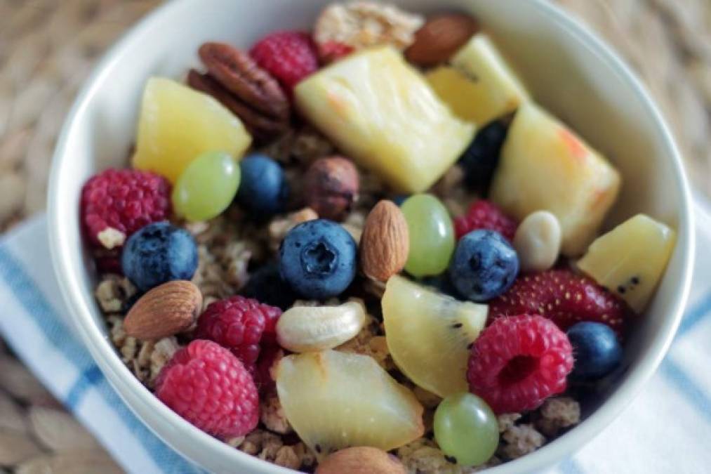 Desayuna fruta: Este alimento estimula la digestión, por lo que tu metabolismo trabaja de una forma más eficiente. Después de la fruta puedes ingerir in poco de carbohidratos para que te den energía.