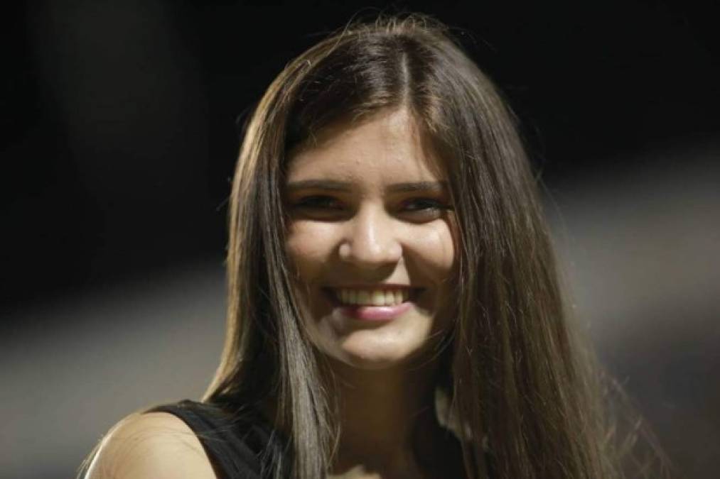 Una hermosa joven que robó suspiros en el estadio Morazán en el Real España vs Motagua.