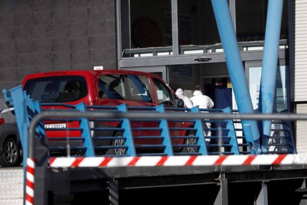 Al centro comercial que funge de morgue acudían este martes en furgonetas rojas militares enfundados en trajes de protección trasladando los primeros cuerpos.