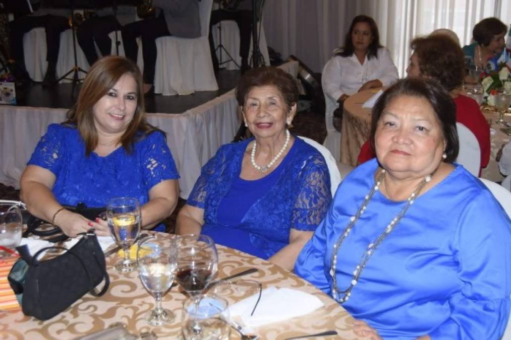 Hellen Valenzuela, Elía López y Antonieta Escobar.