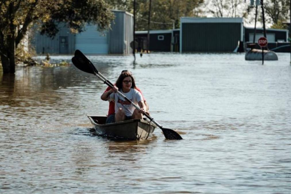 Según declaró hoy a la cadena CNN el alcalde de esta localidad, Nic Hunter, las lonas que cubrían los techos de las viviendas abatidas por Laura salieron volando a causa de los fuertes vientos de Delta, mientras que algunos escombros fueron vistos flotando en partes inundadas por las lluvias y la marejada ciclónica que produjo Delta.<br/>