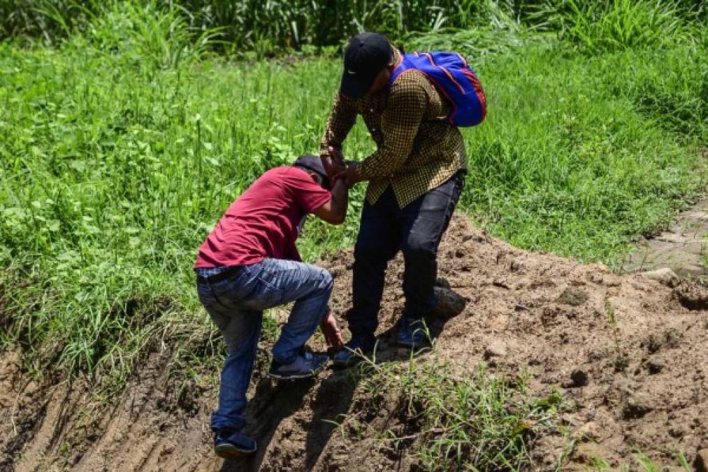 Pese al despliegue militar en la frontera entre México y Guatemala, los migrantes centroamericanos continúan ingresando ilegalmente a Chiapas por puntos ciegos en su ruta hacia EEUU.