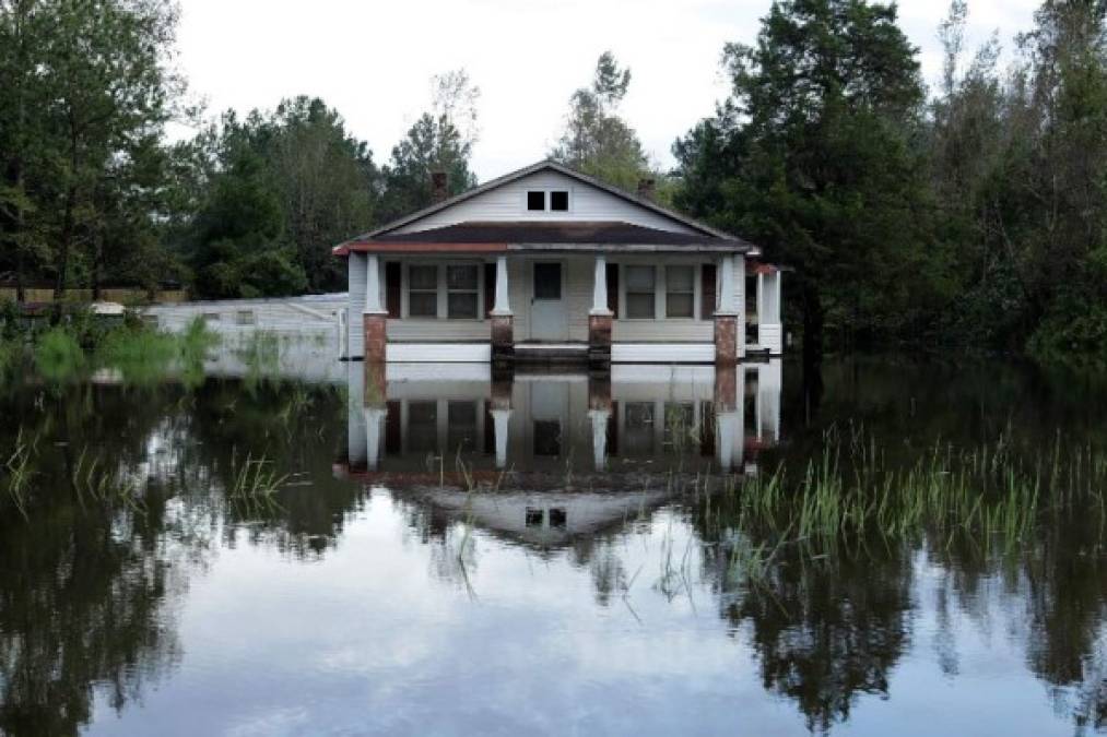El pequeño pueblo de Pollocksville, en Carolina del Norte, quedó cortado en dos la tarde del domingo, cuando el río Trent se desbordó. Una treintena de personas fueron evacuadas.