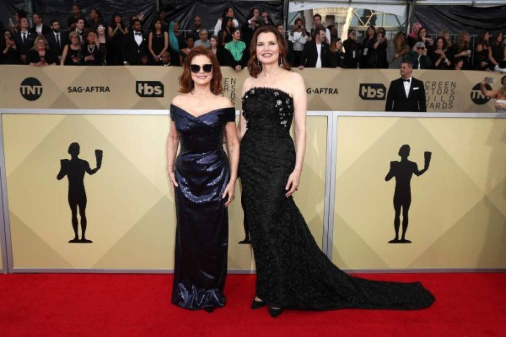 Las actrices del clásico 'Thelma & Louise', Susan Sarandon y Geena Davis, tuvieron un emotivo reencuentro en la alfombra de los SAG.<br/><br/>La actriz de 'Feud: Bette & Joan' lució un vestido azul marino brillante de Alberta Ferretti y gafas de sol de Moooi x Gentle Monster.<br/><br/>Mientras que Davis sorprendió con un dramático vestido negro con brocado de Anel Verna.<br/><br/>