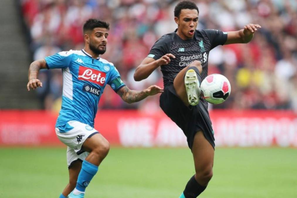 Napoli - Liverpool: Será uno de los platos fuertes en esta primera jornada. El juego comenzará a la 1 de la tarde, horario hondureño.