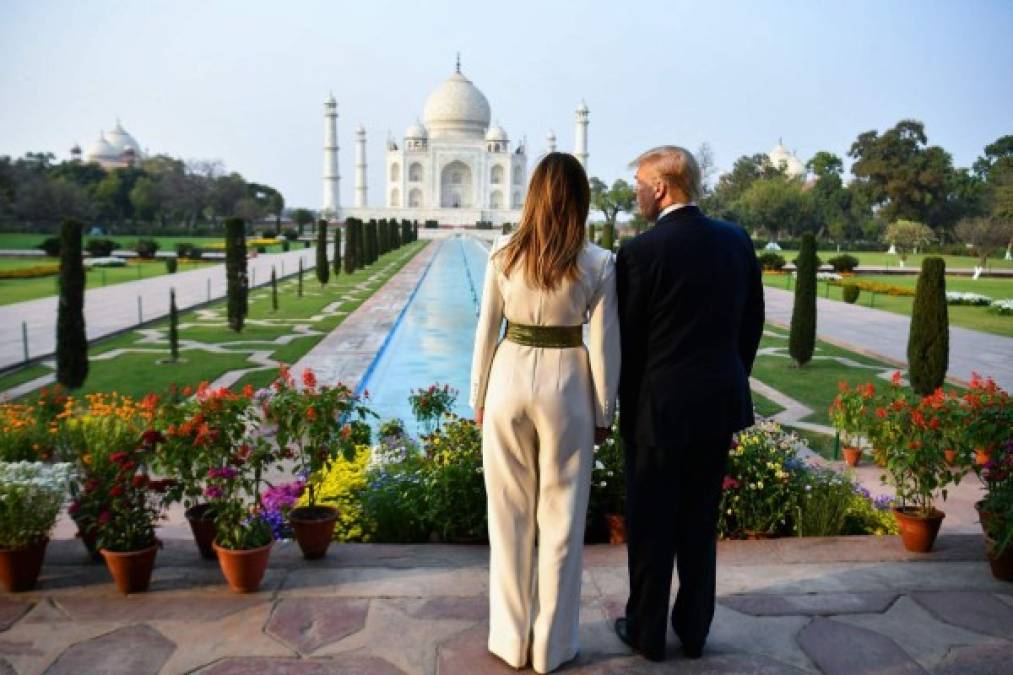 La pareja presidencial estadounidense también visitó el áshram (lugar de meditación) de Gandhi y recorrieron en su limusina varios lugares de la ciudad de Ahmedabad, decoradas con inmensas pancartas dándoles la bienvenida.