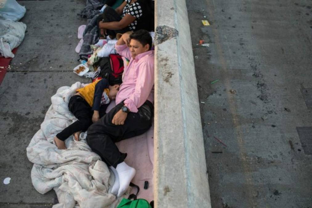 Este ciudadano hondureño que se negó a identificarse, espera junto a su hijo de cinco años, poder entregar su solicitud de asilo en el puesto fronterizo de Brownsville, luego de que se le negara la entrada por falta de espacio en las instalaciones.