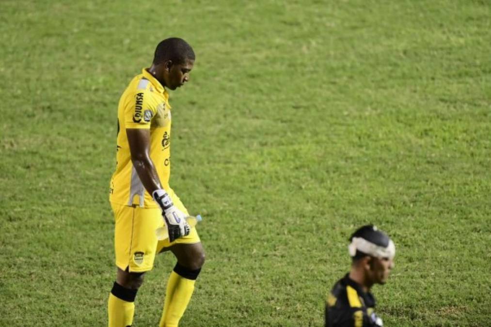 Luis 'Buba' López con un rostro de tristeza abandonó el estadio Morazán.