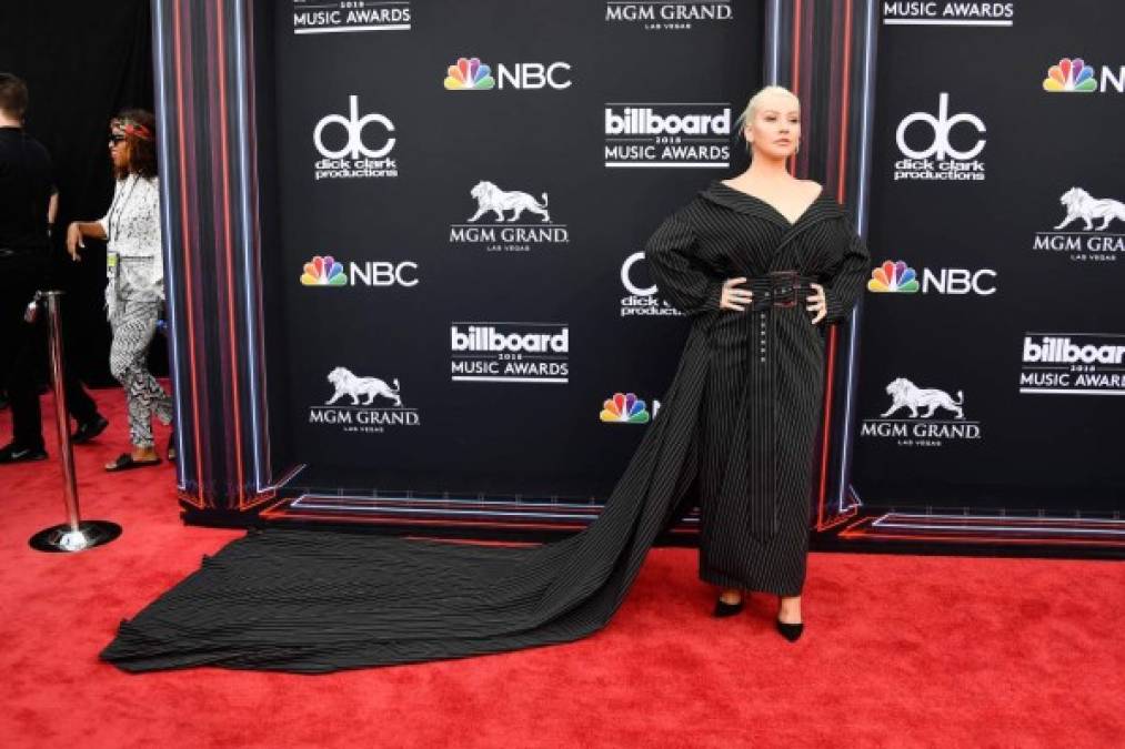 La cantante Christina Aguilera llegó a los premios con un vestido que no le favorece. Ella presentará su nueva canción 'Fall in line' con Demi Lovato.
