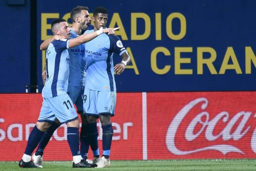 'Choco' Lozano celebra con el goleador uruguayo Christian Stuani y el español Aday Benítez.