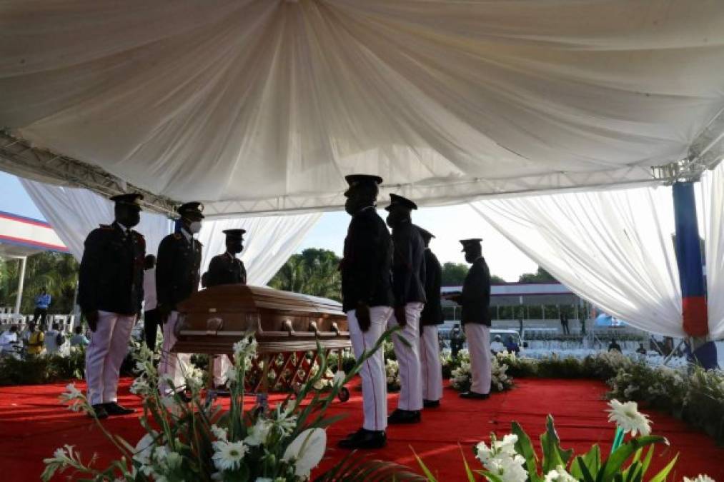 Su ataúd, cubierto por la bandera nacional y la banda presidencial, estaba expuesto en una explanada adornada de flores. Los restos eran custodiados por soldados de las Fuerzas Armadas de Haití.
