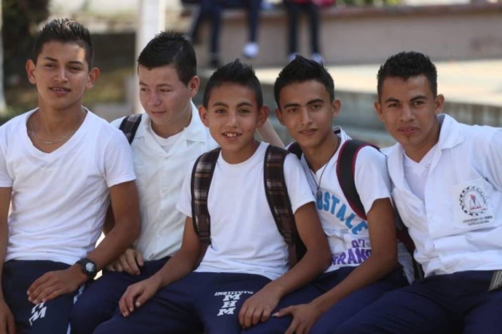 Los jóvenes sobresalen por su excelencia académica, como Faustino Fajardo (centro) quien fue campeón de las olimpiadas de matemáticas.