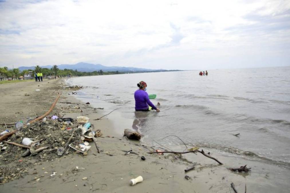 Ricardo Alvarado, alcalde de Omoa, dijo a LA PRENSA que el municipio, a falta de un relleno sanitario, tiene un basurero al aire libre y su capacidad ya fue rebasada, pues lo han saturado en su mayoría con la basura chapina que cuadrillas municipales recogen en las playas locales.<br/>