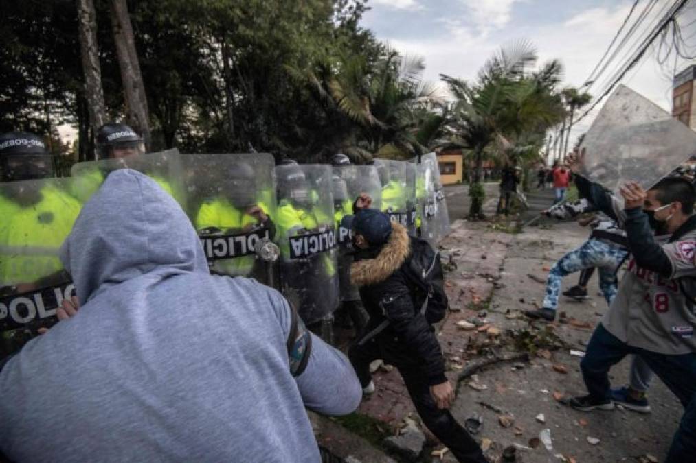 Javier Ordóñez, un abogado de 46 años y padre de dos hijos, es el infortunado protagonista de esta historia de brutalidad policial. Murió el miércoles en Bogotá, tras recibir repetidas descargas eléctricas en el suelo con un arma eléctrica.