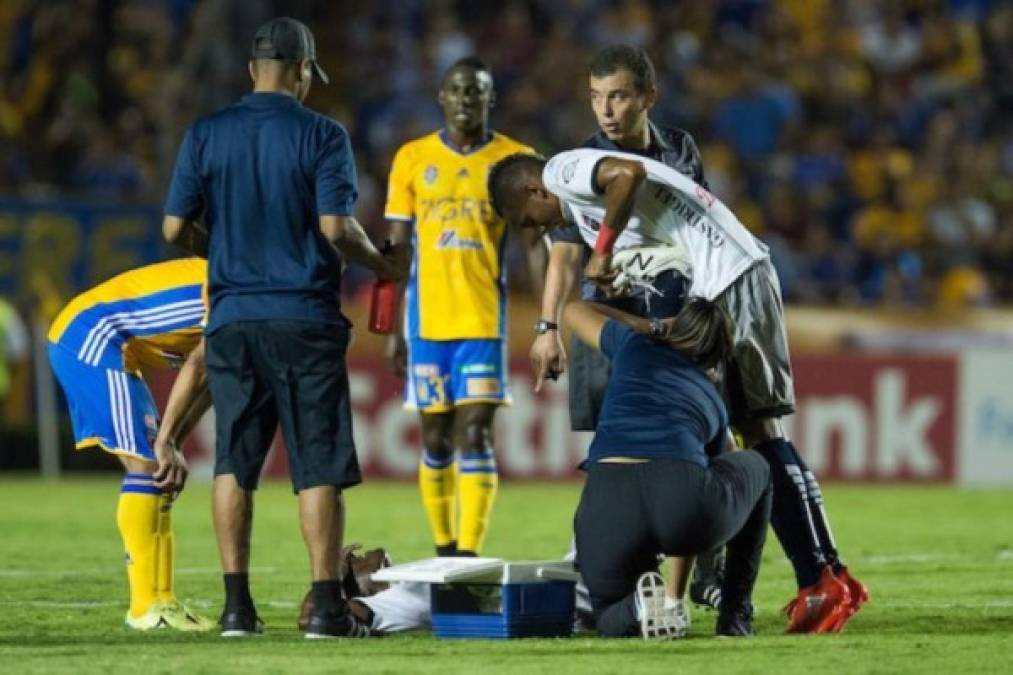 Y es que la linda doctora salió corriendo algunas veces hacia la cancha para atender a los jugadores, provocando que desde la tribuna llegaran cascadas de piropos y chiflidos.