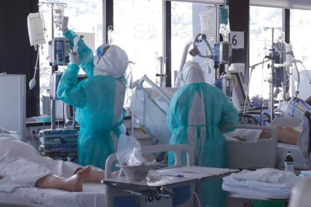 Dentro del mayor hospital de Barcelona reina una extraña calma: silencio en los pasillos y tensión en las unidades de cuidados intensivos, epicentro del combate contra el coronavirus al que este enorme centro sanitario destina todo su esfuerzo.