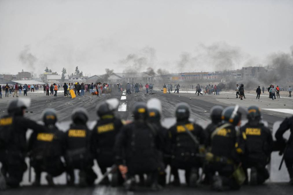 La policía y los militares enfrentaron a los manifesetantes con gases lacrimógenos y retomaron el control de la pista al cabo de tres horas, añadió.