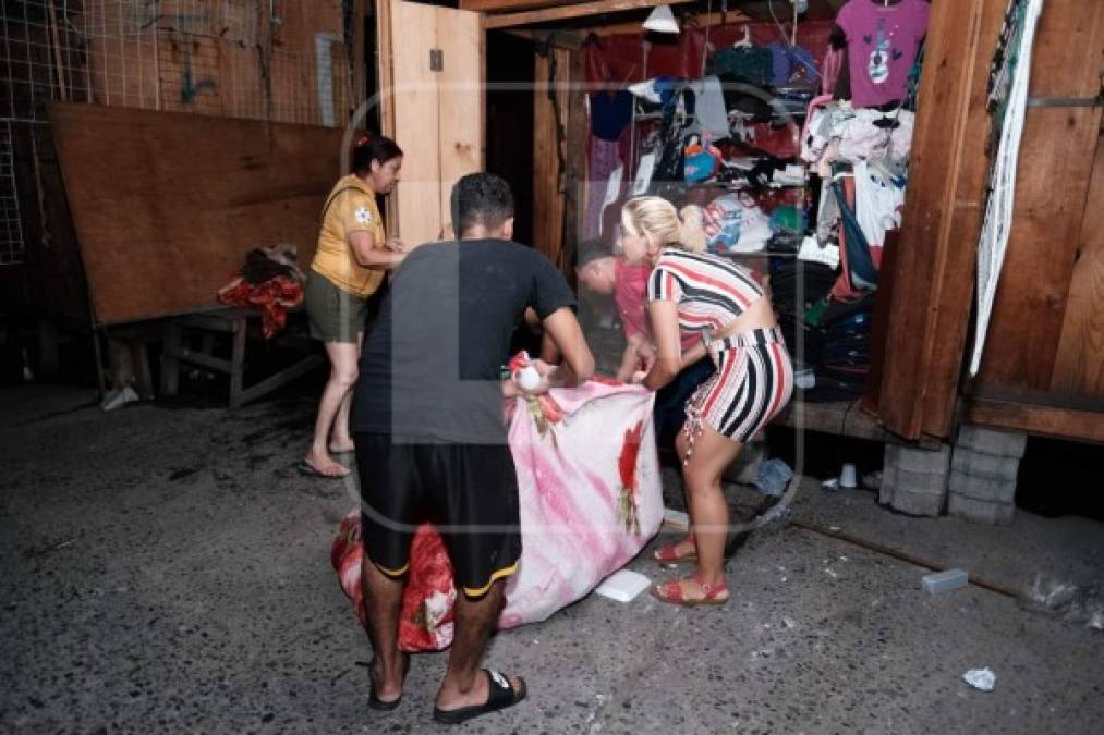 Varios dueños de los puestos y bodegas llegaron al lugar y recuperaron algunas cosas, antes de que el fuego incrementara, para otros fue imposible, ya que llegaron muy tarde.