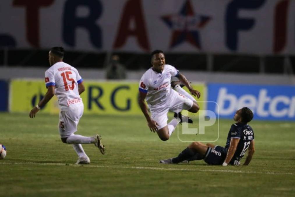 La cara de dolor de Ever Alvarado tras la durísima entrada que le hizo Marcelo Santos.