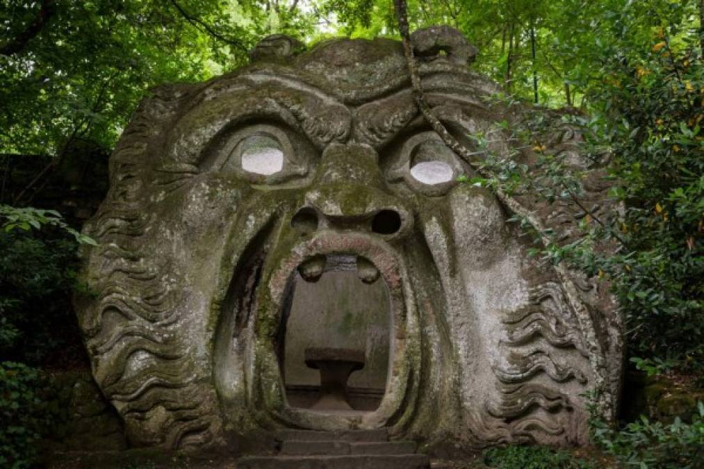 Bosque sagrado (Sacro Bosco), Italia. <br/>El parque “Bosque sagrado“ fue construido en 1548 — 1580 en la ciudad de Bomarzo sobre el pedido del conde Pier Francesco Orsini. En el Bosque Sagrado se encuentran 30 esculturas tales como Heracles, Afrodita, el perro Cerbero, las sirenas, así como también la casa inclinada y la Puerta del infierno. Después de algunos cientos de años de olvido, el parque fue restaurado y nuevamente abierto para el público en 1954, fue entonces cuando fue llamado ”El parque de los monstruos'.