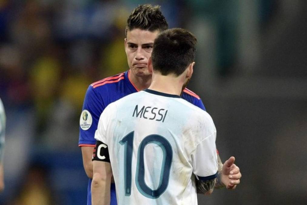 James y Messi se saludaron al final del partido.