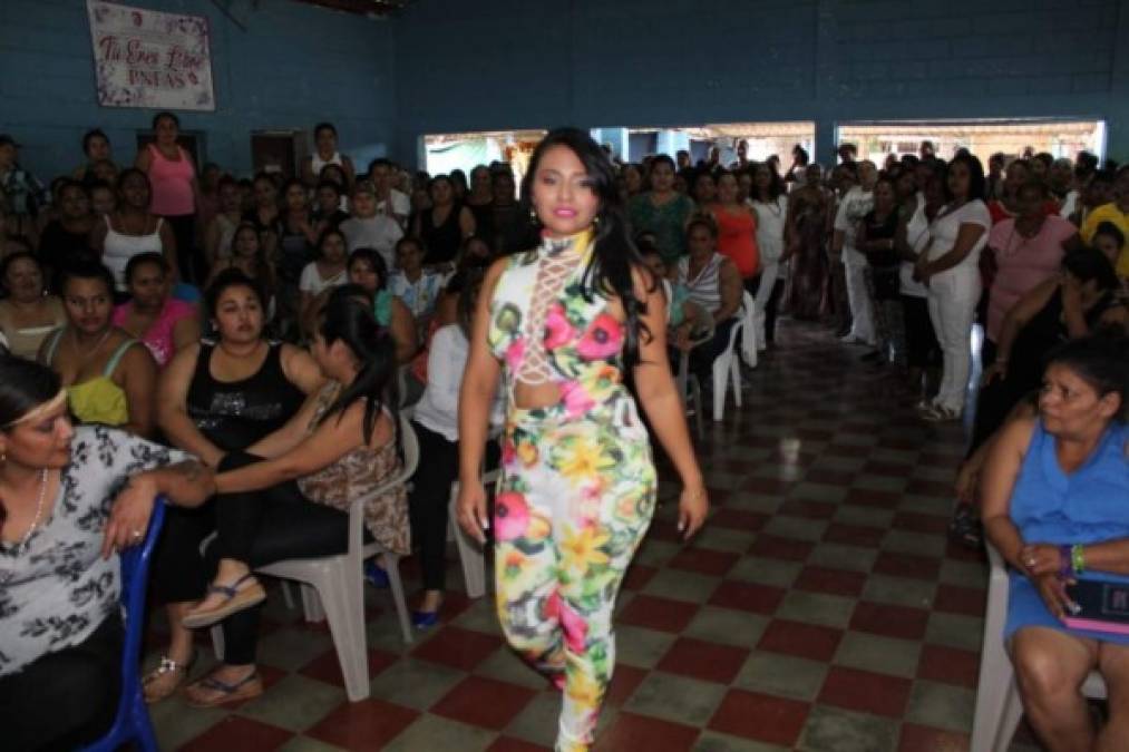 Se presentaron con ropa deportiva, ropa casual y ropa de noche, ahí fue donde destacaron algunos elegantes vestidos y, los cabellos, fueron adornados con moños elaborados por compañeras de celda.