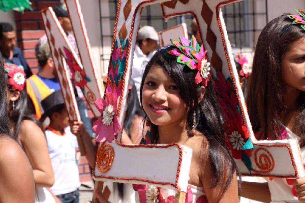 Las niñas lucen los mejores atuendos típicos.