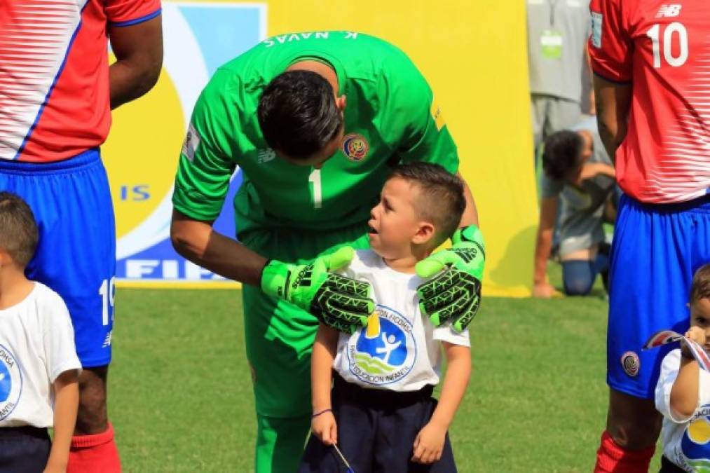 Keylor saltó al campo del Morazán acompañado de un niño que rompió a llorar cuando se iban a entonar los himnos nacionales.