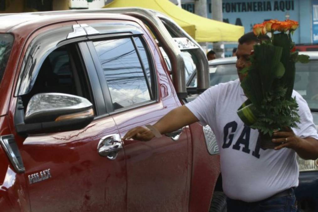 Hombres, mujeres, jóvenes y adultos se invaden del espíritu festivo de San Valentín.