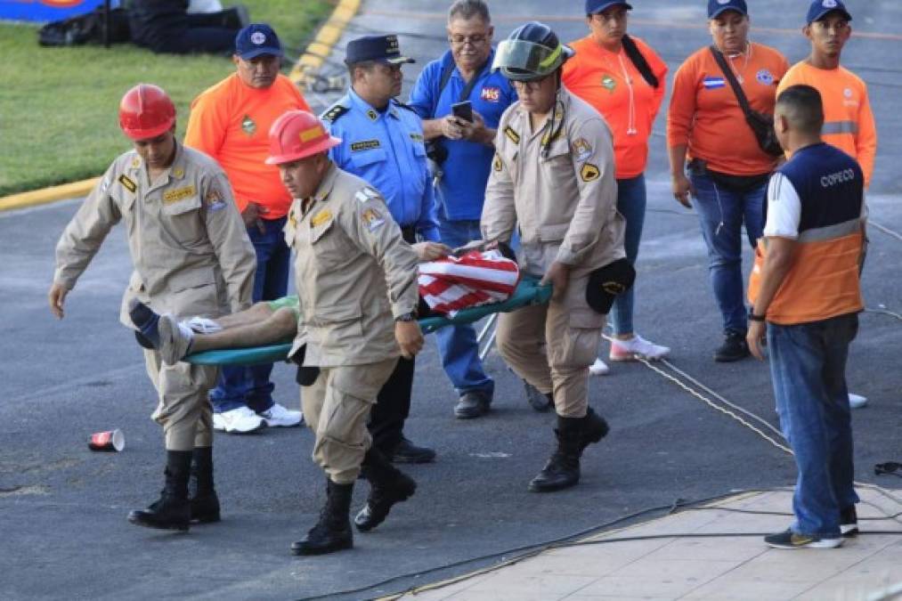 Un aficionado del Olimpia sufrió una caída de las graderías del Nacional y fue sacado en camilla para ser atendido.